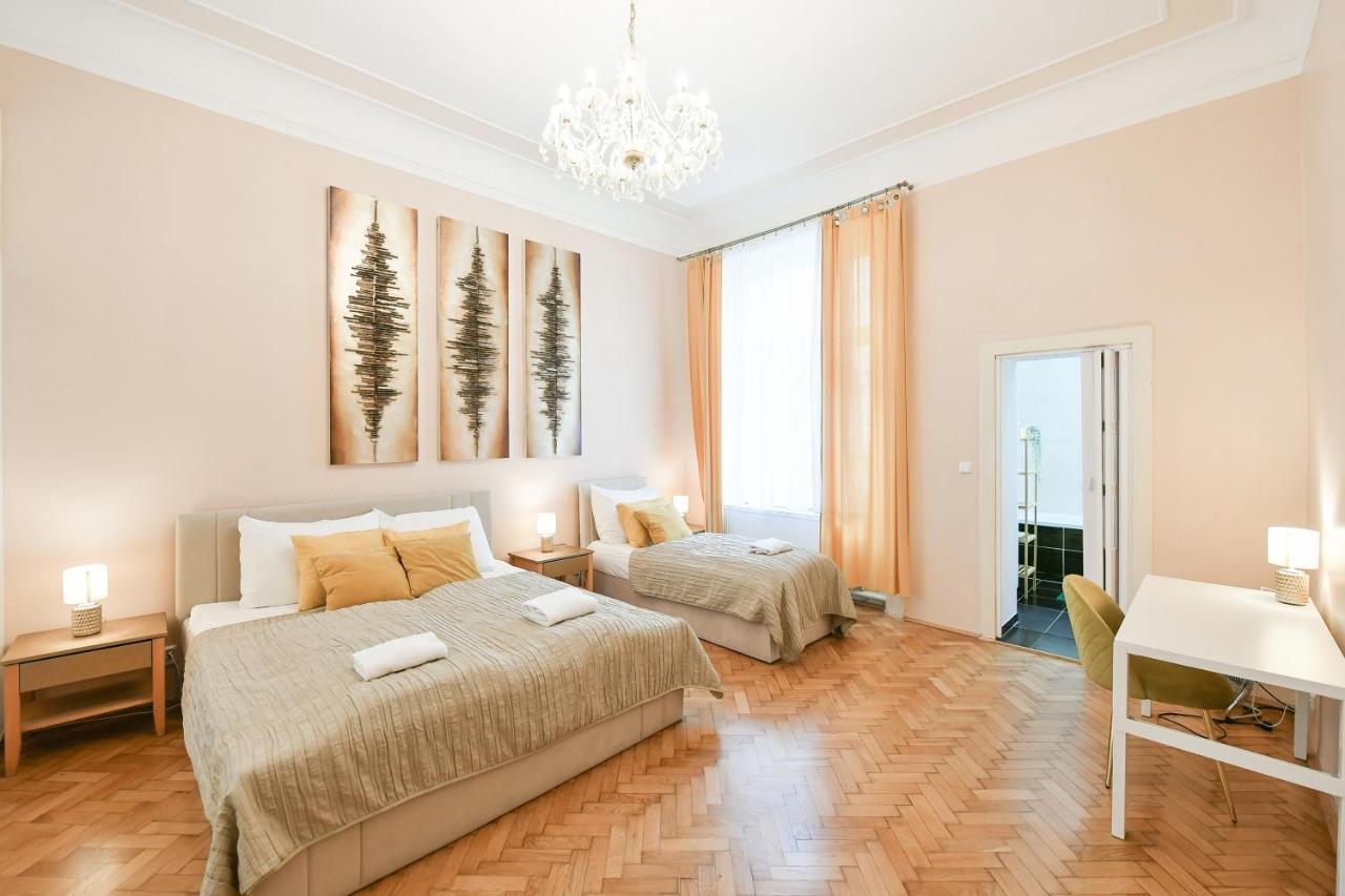 Stunning Charles Bridge Apartment ปราก ภายนอก รูปภาพ