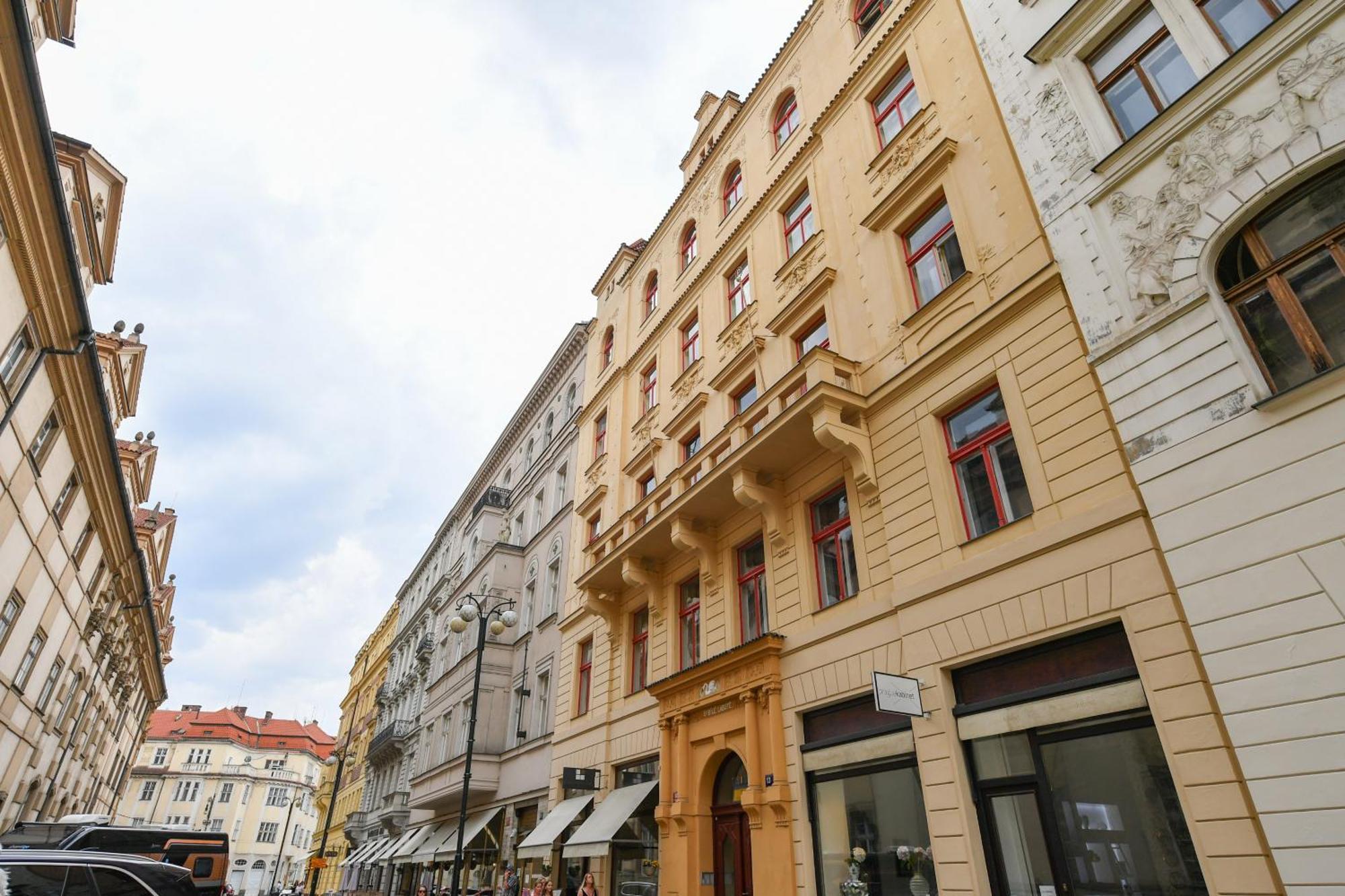 Stunning Charles Bridge Apartment ปราก ภายนอก รูปภาพ