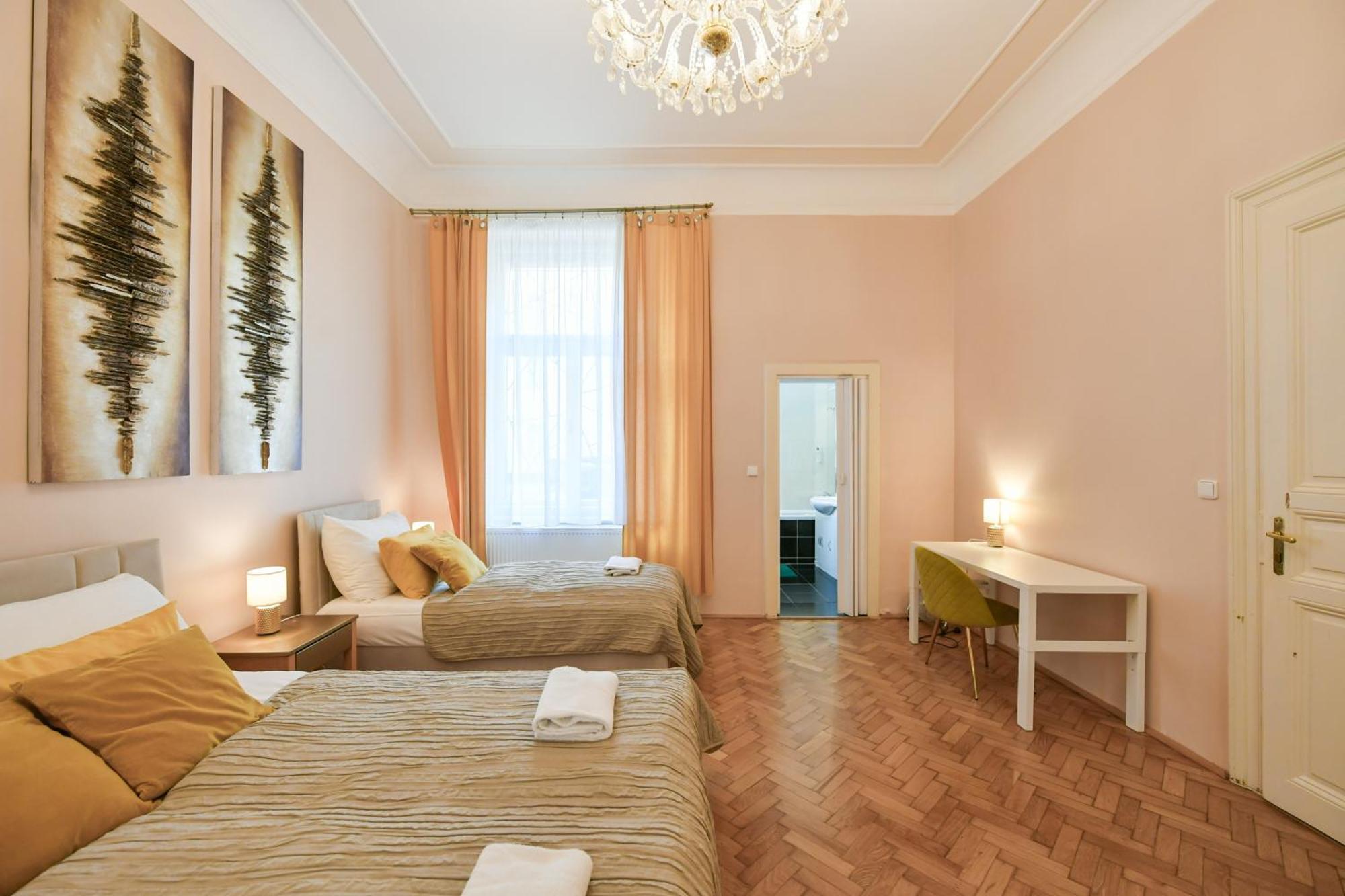 Stunning Charles Bridge Apartment ปราก ภายนอก รูปภาพ